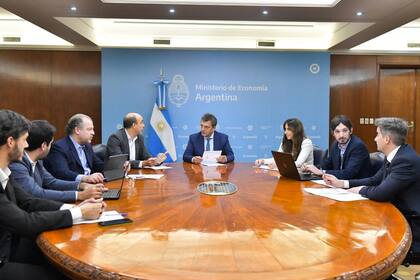 El ministro Massa, junto a su equipo, evaluando ayer por la tarde el resultado del canje