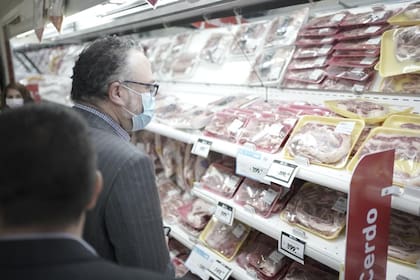 El ministro Matías Kulfas en una recorrida por supermercados para supervisar el cumplimiento de los acuerdos de precios de la carne