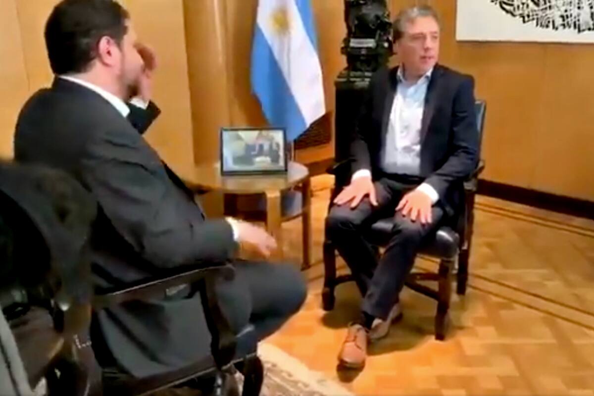 El ministro Nicolás Dujovne durante la entrevista