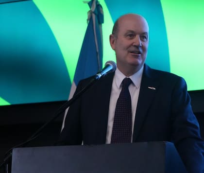 El ministro puso como ejemplo el caso brasileño y comparó los rindes obtenidos en ambos países: “¿Cómo puede ser que en Brasil un algodón rinda 1400 kilos por hectárea y en la Argentina sea de 600 kilos? Eso es porque no tenemos un marco legal que permita que esas semillas que dan 1400 kilos se vendan en Chaco”