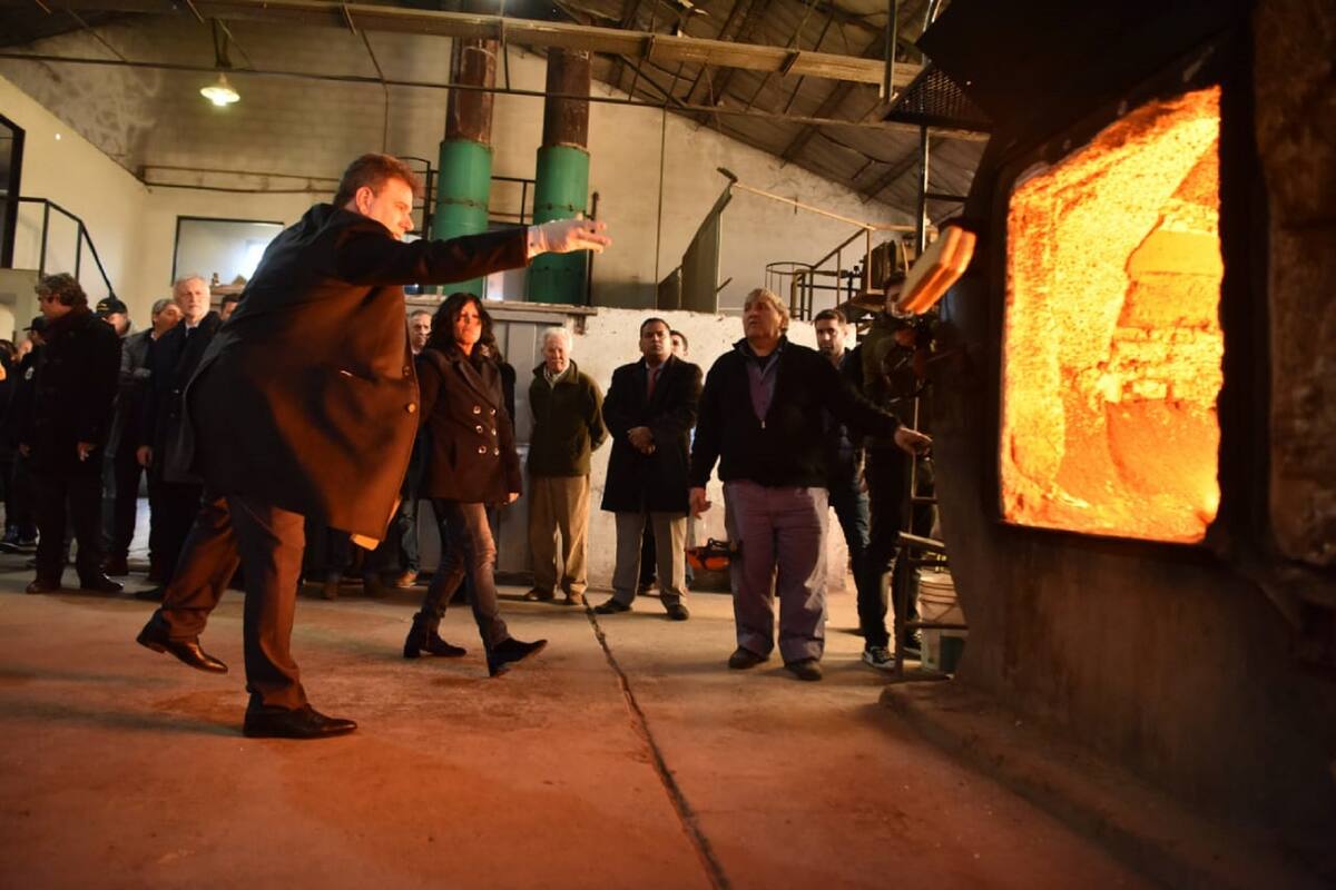 El ministro Ritondo, quemando uno de los ladrillos del cargamento de 8000 kilos de marihuana secuestrados la semana pasada en Moreno