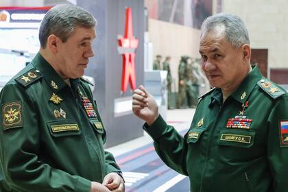 El ministro ruso de Defensa, Sergei Shoigu, a la derecha, hace gestos mientras habla con el jefe del Estado Mayor del ejército ruso, Valery Gerasimov, antes de una reunión con el presidente de Rusia, Vladimir Putin, y la cúpula militar en Moscú
