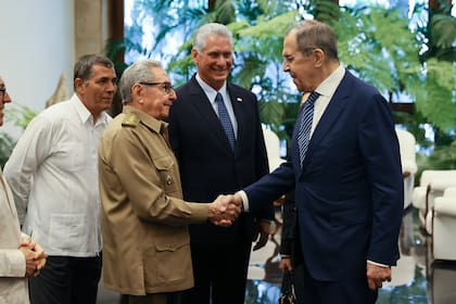 El ministro ruso de Relaciones Exteriores, Serguei Lavrov, junto a Raúl Castro y el presidente cubano, Miguel Díaz-Canel, en La Habana