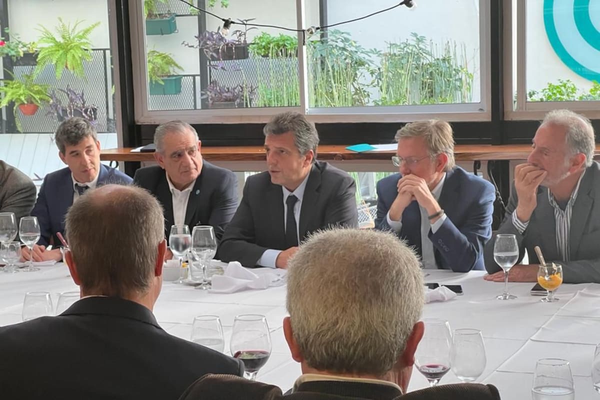 El ministro Sergio Massa, acompañado a la izquierda por Carlos Iannizzotto, presidente de Coninagro, y a la derecha por el secretario de Agricultura, Juan José Bahillo