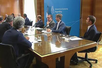 El ministro Sergio Massa al acortdar los términos del canje de deuda con los banqueros