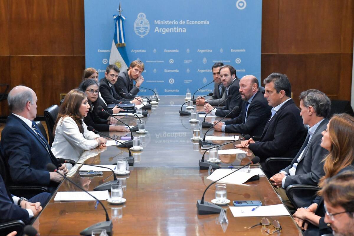El ministro Sergio Massa durante una reunión en el Palacio de Hacienda; a su lado, el gobernador de Formosa, Gildo Insfrán