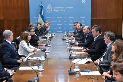 El ministro Sergio Massa durante una reunión en el Palacio de Hacienda; a su lado, el gobernador de Formosa, Gildo Insfrán