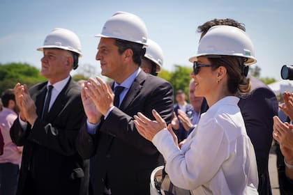 El ministro Sergio Massa participó de un acto en Campana, donde se anunció la carga y salida de los primeros camiones con caños para la construcción del gasoducto Néstor Kirchner
