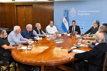 El ministro Sergio Massa reunido con la CGT y con representantes de los movimientos sociales