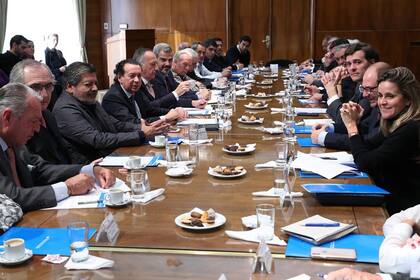 El ministro Sica con los representantes de la CGT y las dos CTA