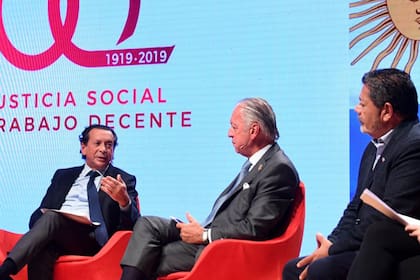 El ministro Sica se mostró con Funes de Rioja y Gerardo Martínez, en un foro por los 100 años de la OIT