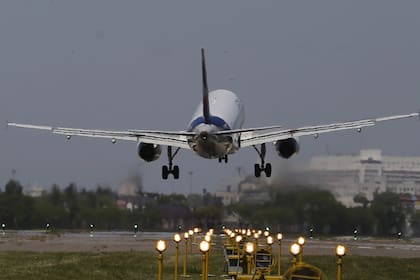 El ministro Sturzenegger celebró la ampliación de la flota de vuelos low cost en la Argentina.