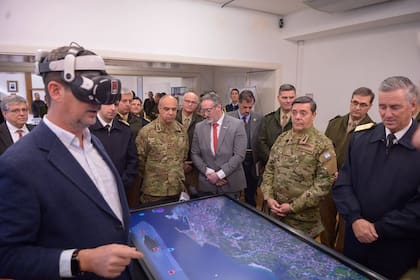 El Ministro @tgcarlospresti visitó la demostración de sistemas de Inteligencia Artificial para las Fuerzas Armadas, presentada en el marco de la cooperación con los Estados Unidos por Arsoft US, junto a sus empresas asociadas MeetKai y XRF.AI, y Grupo Arecco.