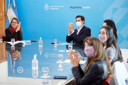 El ministro Wado de Pedro junto la extitular de Mujeres, Géneros y Diversidad, Elizabeth Gómez Alcorta, la subsecretaria de Asuntos Políticos, María Victoria Tesoriero y la subsecretaria de Gestión Administrativa, María Laura Manín.