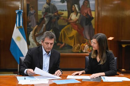 El ministro y candidato, Sergio Massa, y la directora ejecutiva de la Anses, Fernanda Raverta