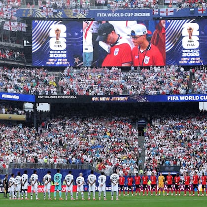 El minuto de silencio antes del partido México-Inglaterra
