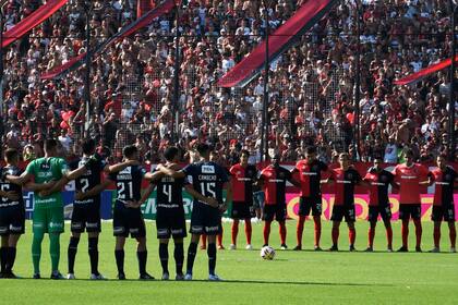 El minuto de silencio en homenaje a Emiliano Sala, antes del clásico rosarino. Un momento de respeto que invadió todos los partidos de la fecha.