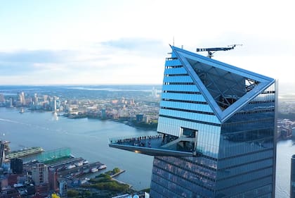 El mirador The Edge, ubicado en el piso 100 del edificio, ofrece vistas panorámicas y cuenta con un bar y espacio para eventos en el nivel 101