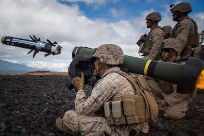 El misil antitanque Javelin fue suministrado al ejército ucraniano por los Estados Unidos como parte de un paquete de artillería que envió el país para apoyar a Ucrania y es un arma vital para detener los tanques rusos que avanzan sobre el territorio