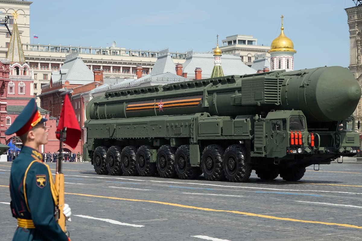 El misil balístico ruso RS-24 Yars rueda en la Plaza Roja durante un ensayo general para el desfile militar del Día de la Victoria en Moscú, Rusia, el sábado 7 de mayo de 2022