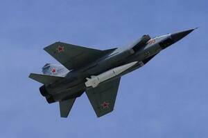 El misil hipersónico Kinzhal en un caza Mikoyan MiG-31K durante un desfile aéreo en Moscú en 2018