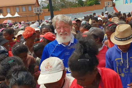 El misionero argentino lleva casi medio siglo en la isla africana, donde se encuentra el papa Francisco como segunda etapa de la gira que lo llevó a Mozambique y que concluirá en Mauricio