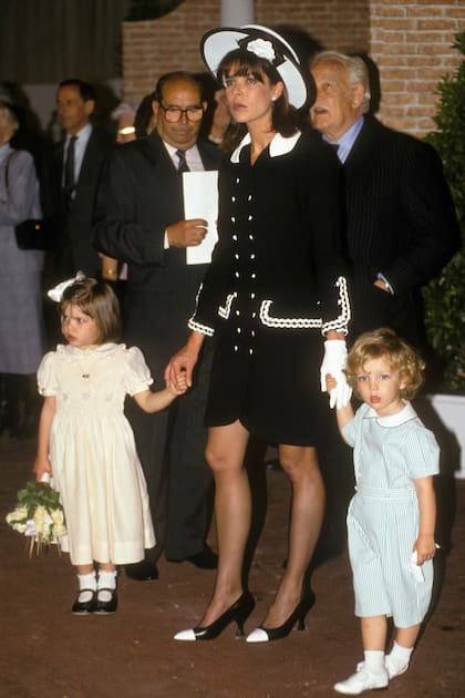 El mismo abrigo-vestido fue usado por su mamá en 1990 durante la 23a edición del Concurso Internacional de Ramos de Mónaco. En aquella oportunidad, Carolina lo accesorizó con guantes, stilettos bicolor y sombrero decorado con una icónica camelia de la maison