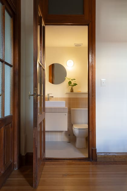 El mismo azulejo de la cocina se repite en el toilette (y luego se verá en el baño). La idea: darle al departamento la unidad que había perdido. Bacha ‘Ópera’ (Folium Home). Estante de chapa (Muett).