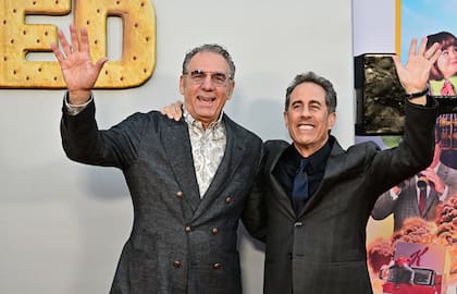 El mismo día, muy cerca de allí, en el Teatro Egipcio de Los Ángeles, los actores Jerry Seinfeld y Michael Richards, compañeros en la serie Seinfeld, posaron juntos para las cámaras en el estreno de la película de Netflix Sin glasear