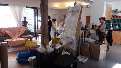 El mismo espacio, en la previa de una filmación. La cocina y el living de la casa de Mercedes Muñoz son los lugare más utilizados, pero el resto de la casa también se usa.