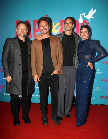 El mismo lunes por la noche, pero en el DOT Baires Shopping, tuvo lugar la avant premier de Papá x Dos, la comedia romántica protagonizada por Benjamín Vicuña, Celeste Cid y Lucas Akoskin, y dirigida por Hernán Guerschuny, que llega a los cines este jueves 18