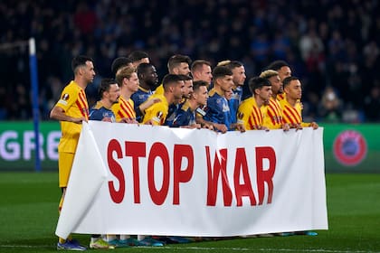 El mismo pedido, pero entre futbolistas de Napoli y Barcelona, antes de su encuentro de la Europa League.