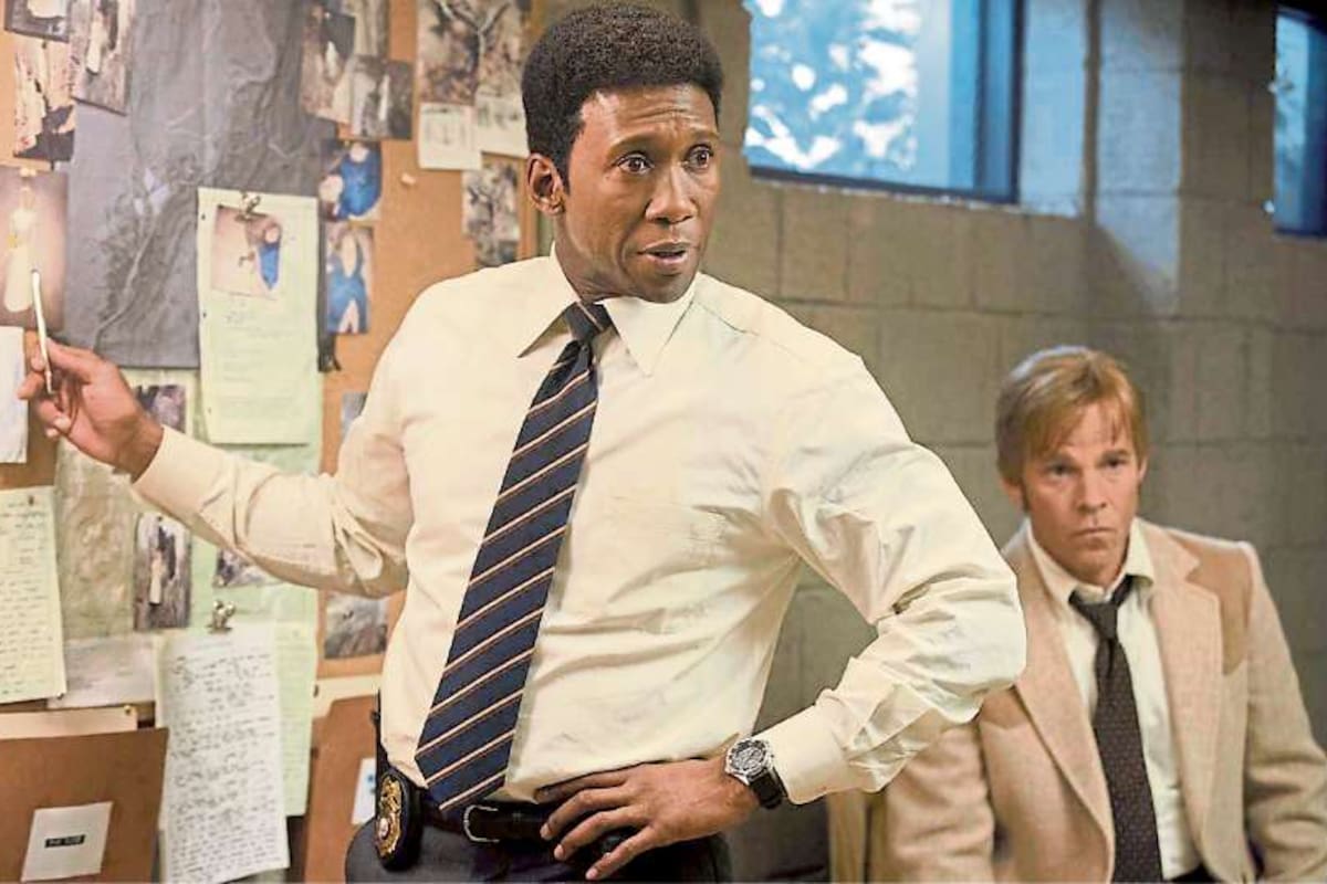 El mismo sello: Wayne Hays (Mahershala Ali) en la tercera temporada de True Detective y Sharp Objects (abajo)