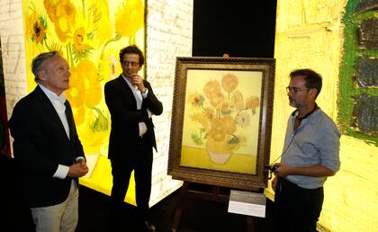 El mismo van Gogh y Nicolás Renna -director general de Proactiv Entertainment y productor de la muestra- presentan "Meet Vicent van Gogh" al ministro de cultura de la Ciudad de Buenos Aires. Al detenerse en los "Girasoles", le explicaron: "puedes tocarlo, está diseñado para eso. Se sienten los trazos, los mismos de la obra original".