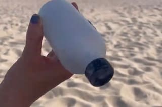 Encontraron una botella en el mar y se quedaron atónitas con lo que había dentro