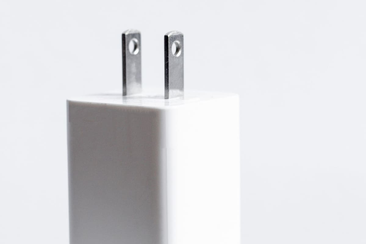 El misterio de los agujeros en los enchufes: las razones técnicas detrás de un diseño cotidiano