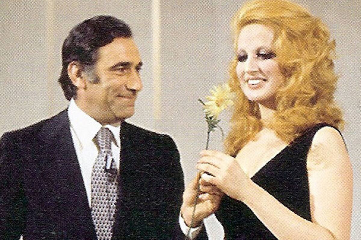 El misterio de Mina, la cantante italiana que se mantiene confinada desde hace cuatro décadas (aquí, junto a Alberto Lupo)