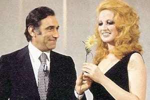El misterio de Mina, la cantante italiana que se mantiene confinada desde hace cuatro décadas (aquí, junto a Alberto Lupo)