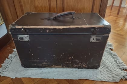 El misterioso baúl, tal como lo encontró Peri Azar en un volquete