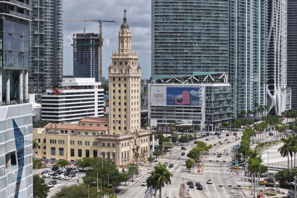 El mítico edificio de Miami reabre sus puertas para conmemorar a los inmigrantes cubanos