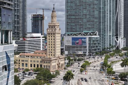 El mítico edificio de Miami reabre sus puertas para conmemorar a los inmigrantes cubanos