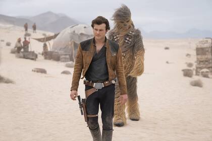 El mítico personaje de Star Wars tiene su propia película, que se estrena este jueves. Su protagonista, Alden Ehrenreich, cuenta cómo es ocupar el traje sagrado de Harrison Ford y por qué son tan complicados los rodajes de la gran saga espacial