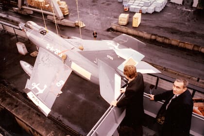 El mítico Super Etendard (3-A-203) durante su arribo al país a bordo del buque Cabo de Hornos
