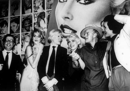 El mix de personas y el glamour de Studio 54 deslumbró a Ricardo Fabre y decidieron traer esa atmósfera a Buenos Aires; en la foto: Andy Warhol en el centro. (Photo by Robin Platzer/Getty Images)