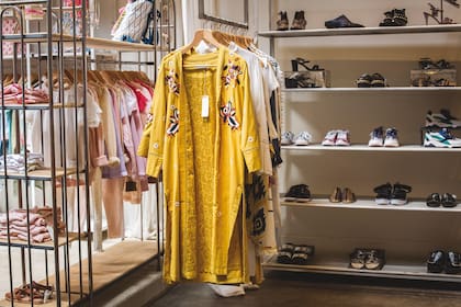 El mix entre la bohemia y el rock de inspiración oriental convive en sus percheros