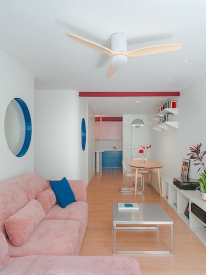 El mobiliario combina piezas a medida con diseño de autor: un banco de comedor en mdf laqueado que se transforma en mueble de televisión, una lámpara Flowerpot, mesa de comedor y sofá (Kave Home) y mesa ratona de acero (Zara Home).