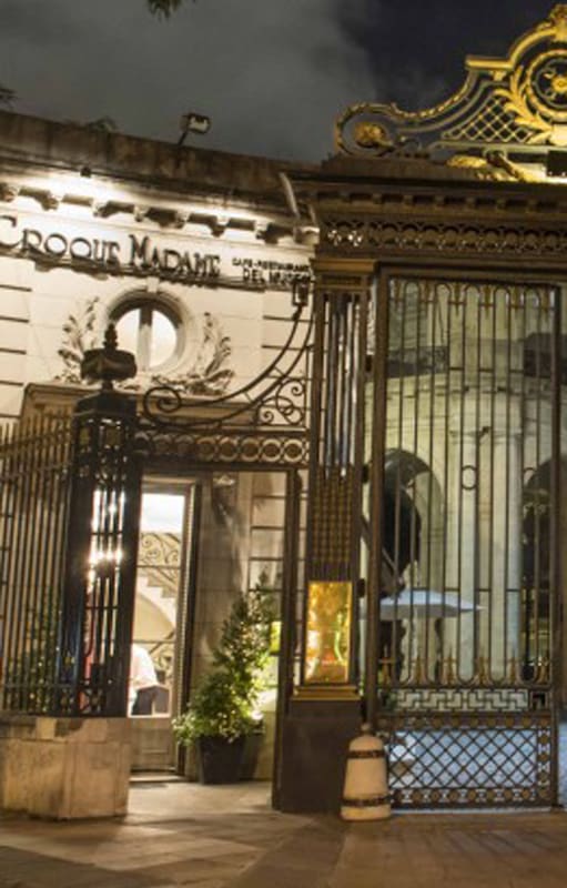 El mobiliario de Croque Madame acompaña el estilo del lugar histórico que habita