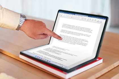El modelo 2022 de la Thinkpad X1 Fold de Lenovo ahora ofrece una pantalla plegable de 16 pulgadas, y se puede usar como tableta, notebook con un teclado Bluetooth o PC de escritorio