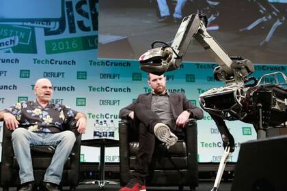 Marc Reibert (der.) presentó a Spot en una conferencia organizada por Techcrunch en Londres. La empresa dijo que los robots estaban en alquiler a la policía
