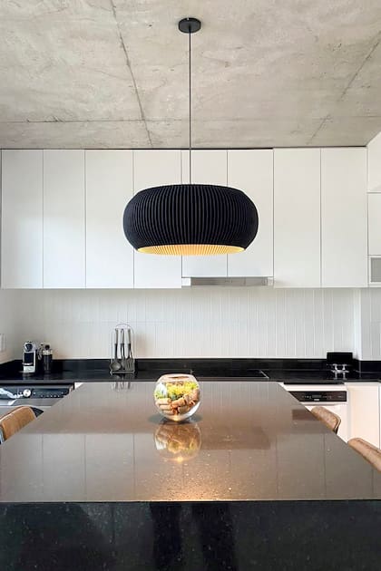 El modelo colgante ‘Tyre’ se adapta a todos los ambientes. Aquí, se instaló en una cocina.